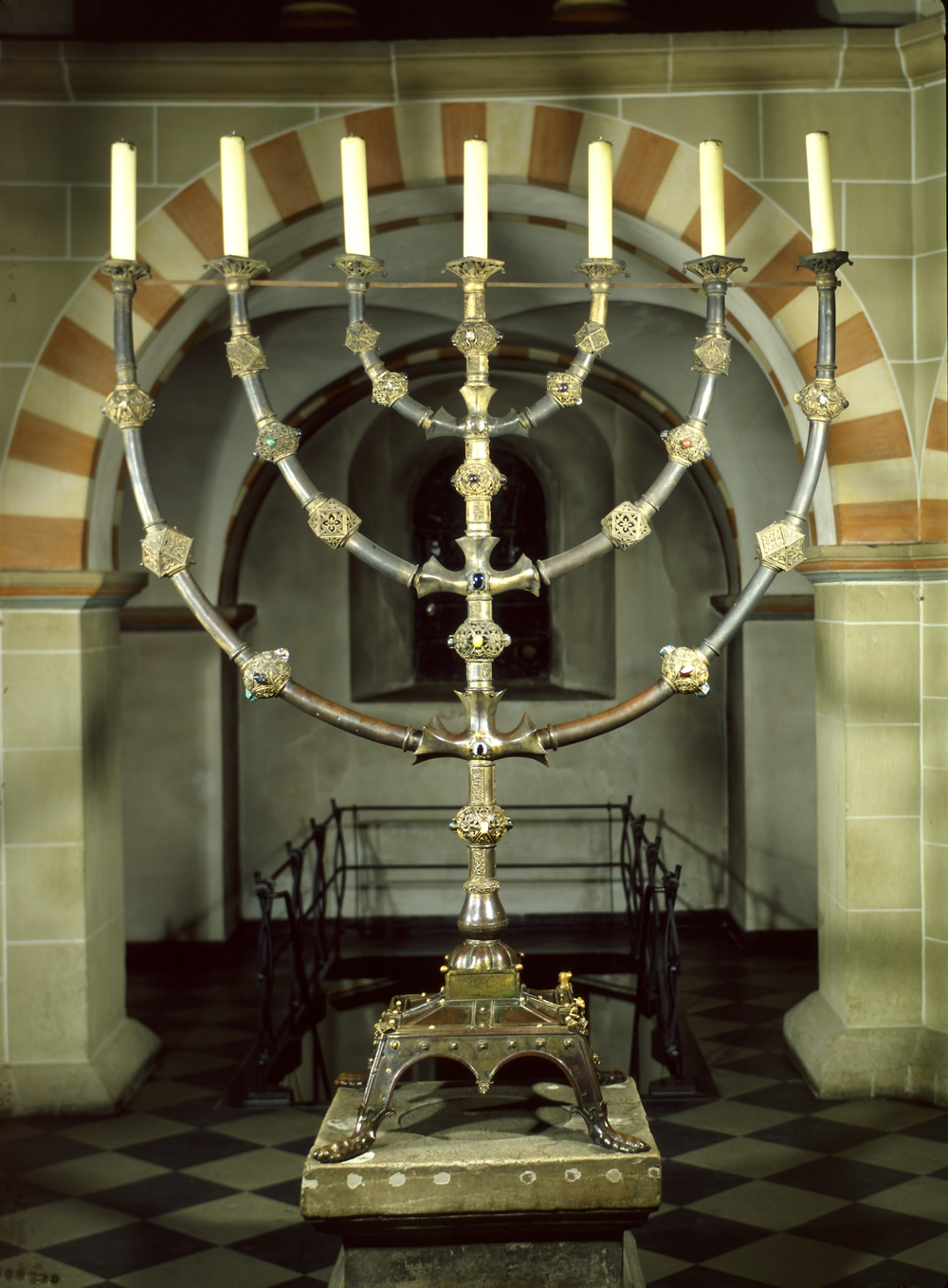 Der siebenarmige Essener Leuchter, entstanden um das Jahr 1000, ist aus Bronze gegossen. Er ist die älteste erhaltene, christliche Nachbildung des jüdischen Tempelleuchters. (Quelle: © Domschatzkammer, Essen)